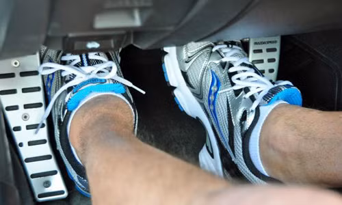 Không nên lạm dụng việc đạp côn cùng lúc với phanh xe