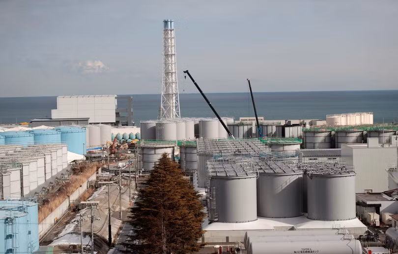 Trong ảnh: Lò phản ứng số 4 (trái) của nhà máy điện hạt nhân Fukushima ở Okuma, Fukushima, Nhật Bản. (Nguồn: AFP/TTXVN)