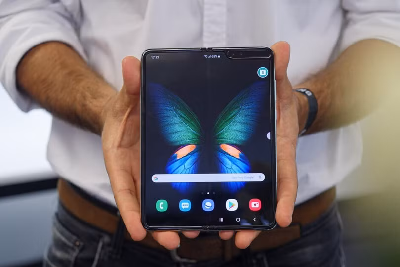 Dù bị trì hoãn ngày ra mắt do sự cố lỗi màn hình nhưng Galaxy Fold của Samsung vẫn tạo nên một cơn sốt trên thị trường. Ảnh: Phone Arena Ảnh: Phone Arena