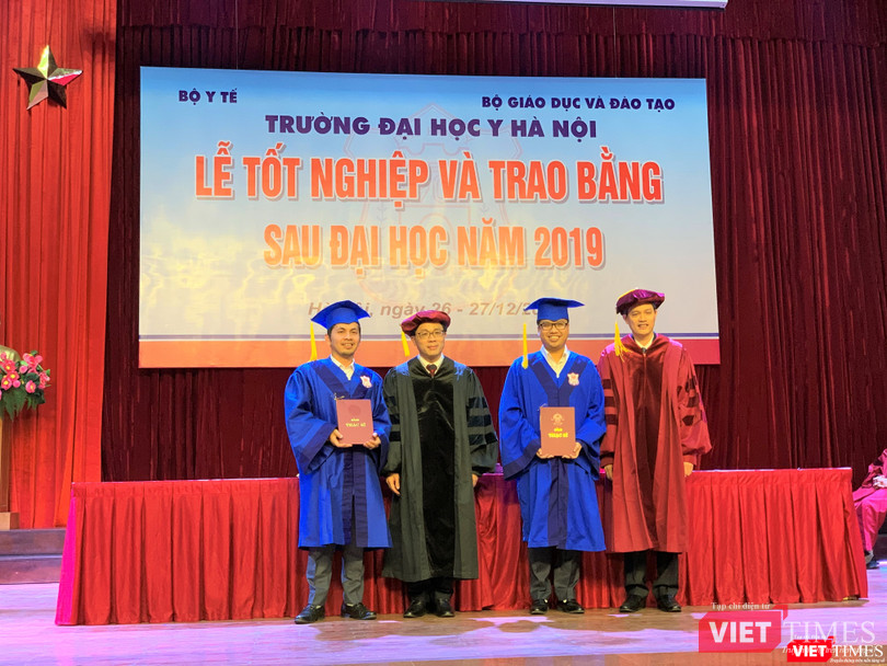 GS.TS. Tạ Thành Văn và lãnh đạo bộ môn trao Bằng tốt nghiệp cho các tân thạc sĩ người nước ngoài GS.TS. Tạ Thành Văn và lãnh đạo bộ môn trao Bằng tốt nghiệp cho các tân thạc sĩ người nước ngoài