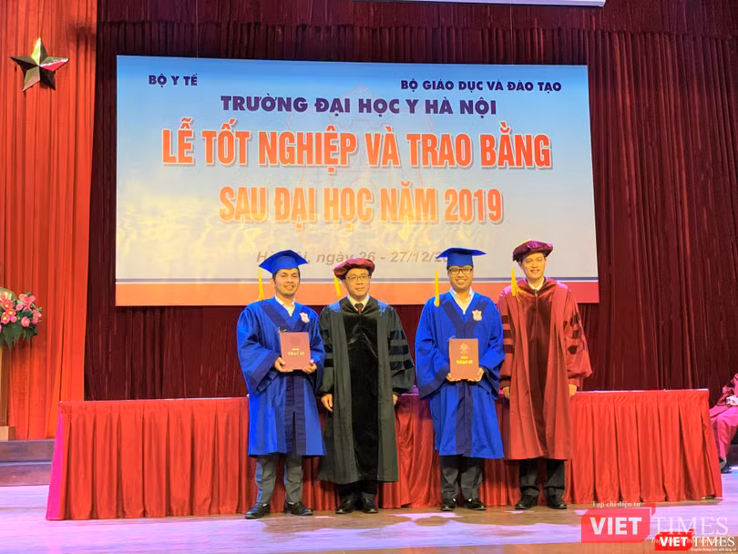 GS.TS. Tạ Thành Văn và lãnh đạo bộ môn trao Bằng tốt nghiệp cho các tân thạc sĩ người nước ngoài 