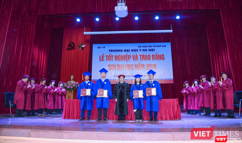 GS.TS. Tạ Thành Văn trao Giấy khen của Trường Đại học Y Hà Nội cho các tân thạc sĩ xuất sắc nhất các chuyên ngành GS.TS. Tạ Thành Văn trao giấy khen cho các tân thạc sĩ xuất sắc nhất của các chuyên ngành