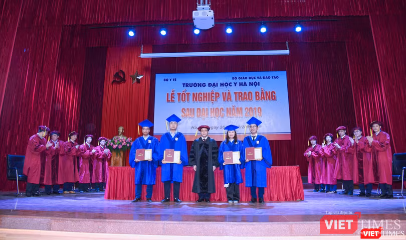 GS.TS. Tạ Thành Văn trao giấy khen cho các tân thạc sĩ xuất sắc nhất của các chuyên ngành 