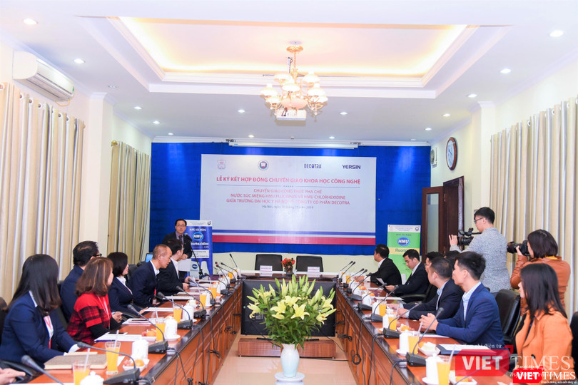 Nhiều nhà khoa học đã dự lễ ký kết chuyển giao công nghệ đầu tiên của Trường Đại học Y Hà Nội