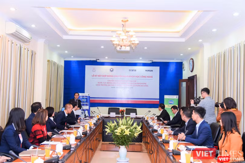 Nhiều nhà khoa học đã dự lễ ký kết chuyển giao công nghệ đầu tiên của Trường Đại học Y Hà Nội