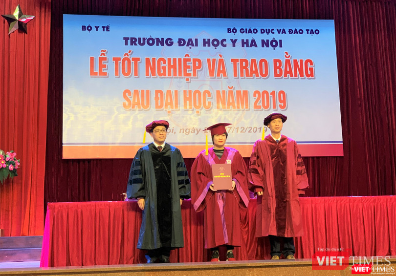 Các tân bác sĩ chuyên khoa cấp II được nhận Bằng do thầy Hiệu trưởng và lãnh đạo bộ môn trao riêng cho từng người Các tân bác sĩ chuyên khoa cấp II được nhận Bằng do thầy Hiệu trưởng và lãnh đạo bộ môn trao riêng cho từng người