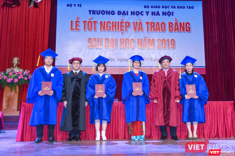 Các tân thạc sĩ được nhận Bằng theo nhóm 4 người một lần Các tân thạc sĩ được nhận Bằng theo nhóm 4 người một lần