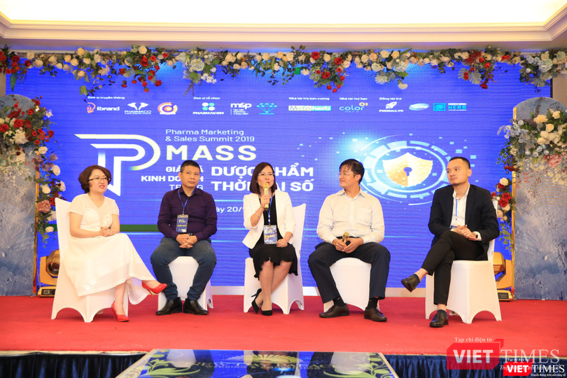 Các diễn giả cùng trao đổi về những thách thức và giải pháp giai đoạn chuyển đổi số Các diễn giả cùng trao đổi về những thách thức và giải pháp giai đoạn chuyển đổi số