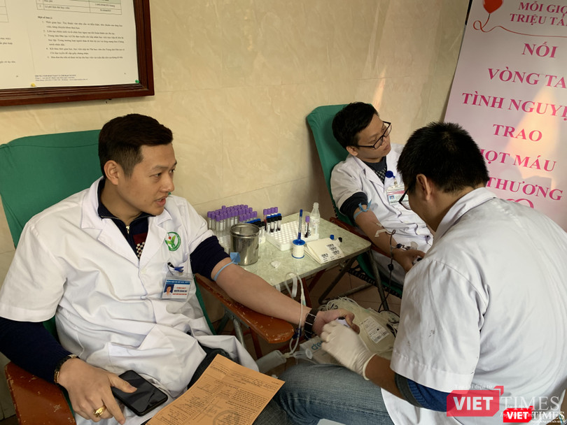 PGS.TS. Đoàn Quốc Hưng - Phó Hiệu trường Trường Đại học Y Hà Nội và các thầy thuốc của Bệnh viện Hữu nghị Việt Đức tham gia hiến máu phục vụ điều trị PGS.TS. Đoàn Quốc Hưng - Phó Hiệu trường Trường Đại học Y Hà Nội và các thầy thuốc của Bệnh viện Hữu nghị Việt Đức tham gia hiến máu phục