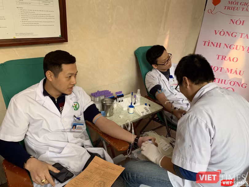 PGS.TS. Đoàn Quốc Hưng - Phó Hiệu trường Trường Đại học Y Hà Nội và các thầy thuốc của Bệnh viện Hữu nghị Việt Đức tham gia hiến máu phục 