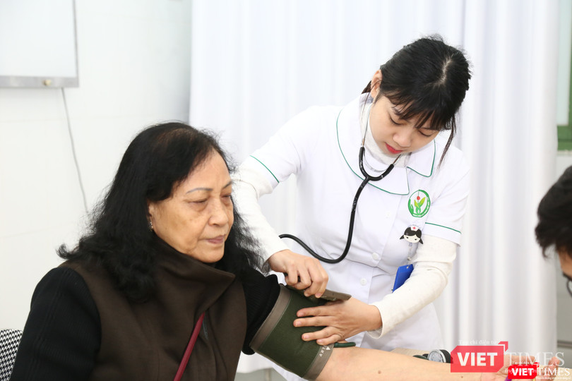 Các bác sĩ khám bệnh, giúp người dân phòng ngừa đột quị