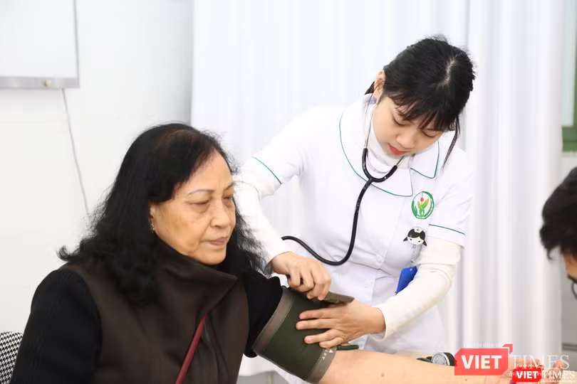 Các bác sĩ khám bệnh, giúp người dân phòng ngừa đột quị