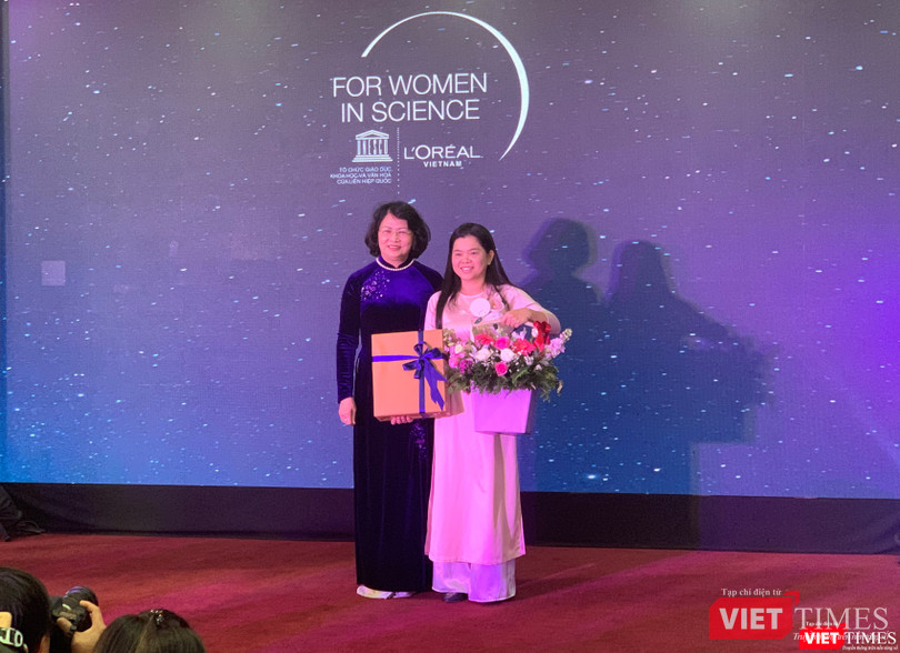 Phó Chủ tịch nước Đặng Thị Ngọc Thịnh vinh danh PGS.TS. Nguyễn Thị Hiệp đã được giải Nhà khoa học nữ trẻ tài năng thế giới Phó Chủ tịch nước Đặng Thị Ngọc Thịnh vinh danh nhà khoa học nữ Nguyễn Thị Hiệp đã được trao giải Nhà khoa học nữ trẻ tài năng thế giới.