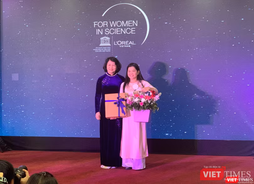 Phó Chủ tịch nước Đặng Thị Ngọc Thịnh vinh danh nhà khoa học nữ Nguyễn Thị Hiệp đã được trao giải Nhà khoa học nữ trẻ tài năng thế giới. 
