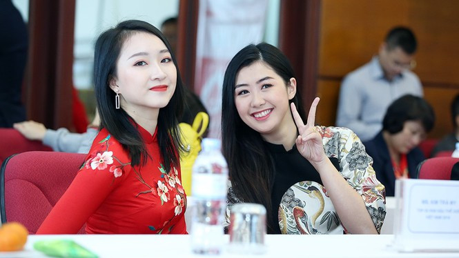 Nhiều người đẹp cùng tham dự buổi họp báo để ủng hộ cho sự kiện hiến máu nhân đạo