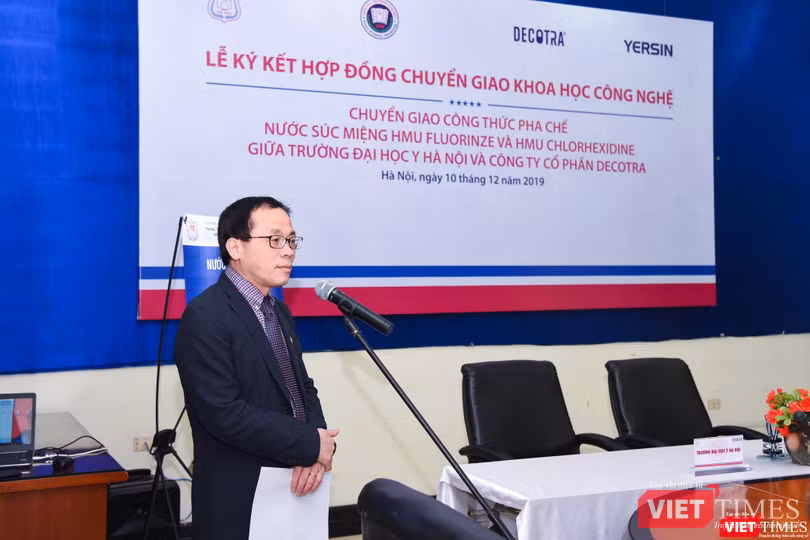 GS.TS Tạ Thành Văn - Hiệu trưởng Trường Đại học y Hà Nội - phát biểu tại lễ ký kết
