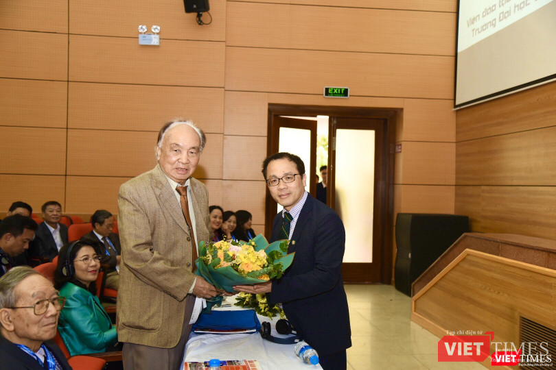 GS.TS Tạ Thành Văn tặng hoa tri ân GS.TS. Trần Văn Trường - nguyên Chủ tịch Hội RHM VN, nguyên Giám đốc Bệnh viện RHM Trung ương, Hiệu trưởng Trường Đại học RHM GS.TS Tạ Thành Văn tặng hoa tri ân GS.TS. Trần Văn Trường - nguyên Chủ tịch Hội RHM VN, nguyên Giám đốc Bệnh viện RHM Trung ương, Hiệu trưởng Trường Đại học RHM