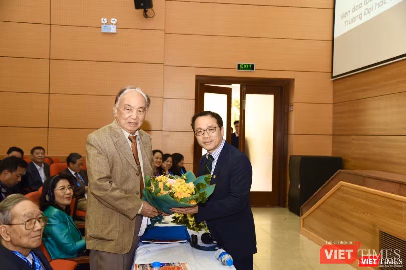 GS.TS Tạ Thành Văn tặng hoa tri ân GS.TS. Trần Văn Trường - nguyên Chủ tịch Hội RHM VN, nguyên Giám đốc Bệnh viện RHM Trung ương, Hiệu trưởng Trường Đại học RHM