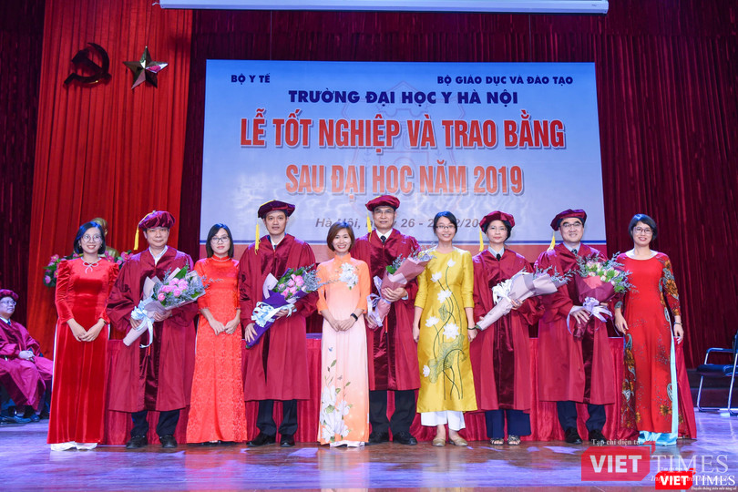 Các học viên tri ân các thầy cô Các học viên tri ân các thầy cô