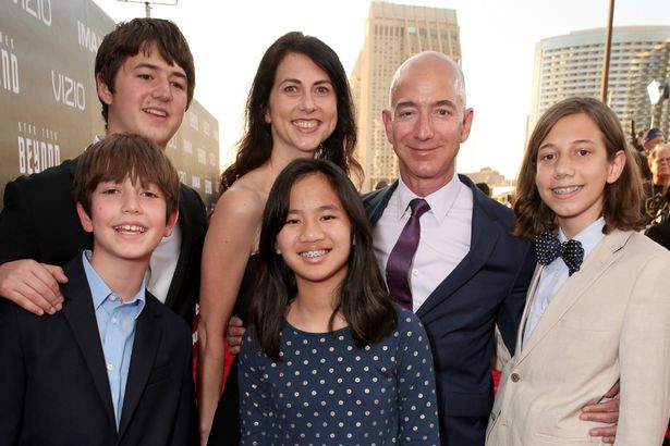 Jeff Bezos cùng vợ cũ và các con. Ảnh: CNCB Jeff Bezos cùng vợ cũ và các con
