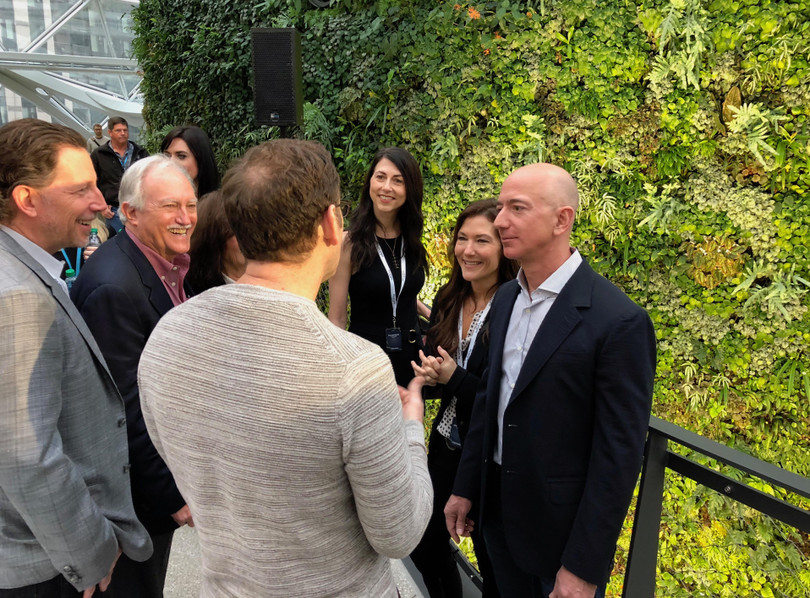 Jeff Bezos và vợ cũ trả lời phỏng vấn sau vụ ly hôn. Ảnh: Geekwire Jeff Bezos và vợ cũ trả lời phỏng vấn sau vụ ly hôn. Ảnh: Geekwire