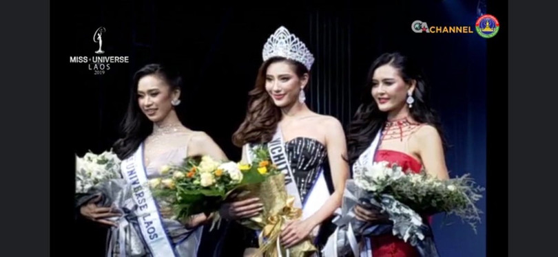 Vichitta Phonevilay đã nhận được vương miện và giải thưởng 50 triệu Kíp sau khi chiến thắng trước hai Á hậu Phaithida Phothisane và Lattana Manhvilay. Ảnh: Missosology