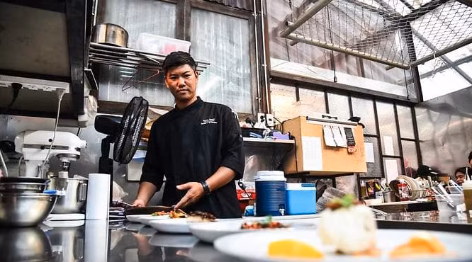 Đầu bếp Gong chia sẻ về sự nghiệp chế biến côn trùng của anh. Ảnh: CNA Đầu bếp Gong chia sẻ về sự nghiệp chế biến côn trùng của anh. Ảnh: CNA