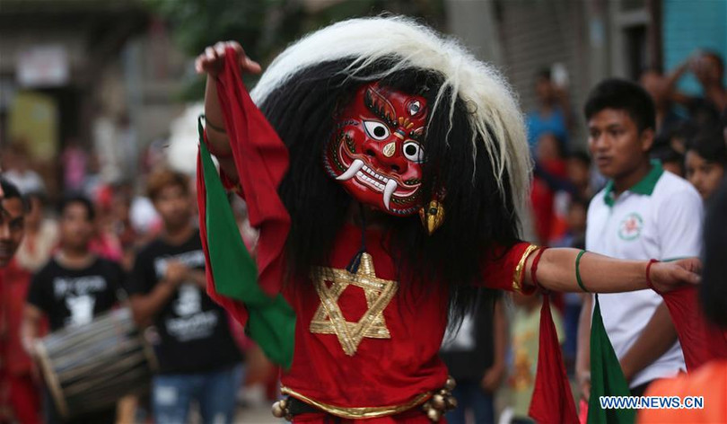 Người dân đeo mặt nạ quỷ dữ và nhảy múa trong lễ hội. Ảnh: Xinhua