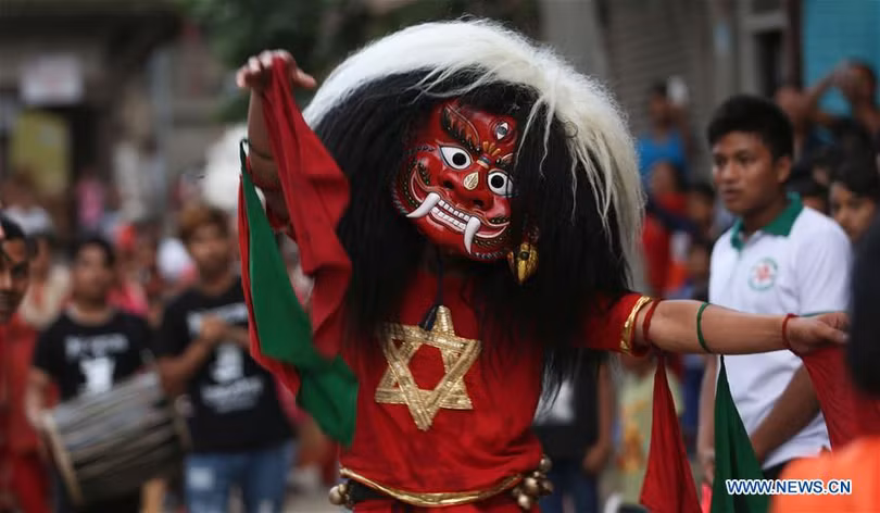Người dân đeo mặt nạ quỷ dữ và nhảy múa trong lễ hội. Ảnh: Xinhua Người dân đeo mặt nạ quỷ dữ và nhảy múa trong lễ hội. Ảnh: Xinhua