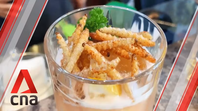Món sâu chiên mật ong được ăn kèm với sữa chua. Ảnh: CNA Món sâu chiên mật ong được ăn kèm với sữa chua. Ảnh: CNA