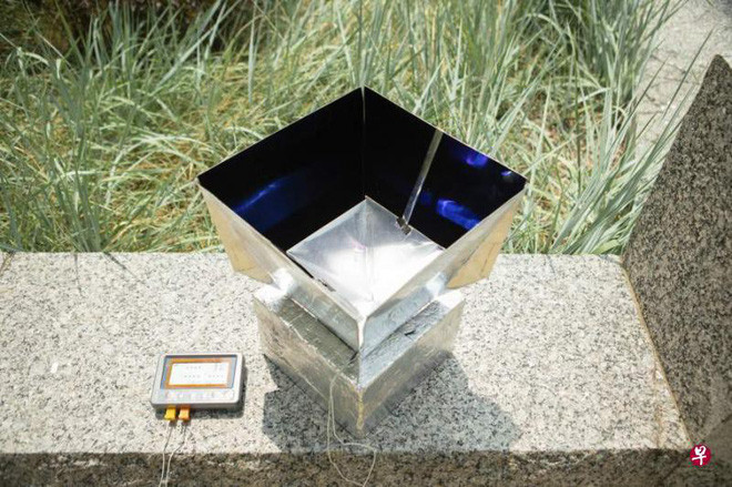 Hệ thống này bao gồm một màng nhôm được phủ bằng vật liệu polymer Polydimethylsiloxane giúp phản xạ ánh sáng mặt trời cũng như hấp thụ và tản nhiệt từ không khí. (Ảnh: University at Buffalo) Hệ thống này bao gồm một màng nhôm được phủ bằng vật liệu polymer Polydimethylsiloxane giúp phản xạ ánh sáng mặt trời cũng như hấp thụ và tản nhiệt từ không khí. (Ảnh: University at Buffalo)