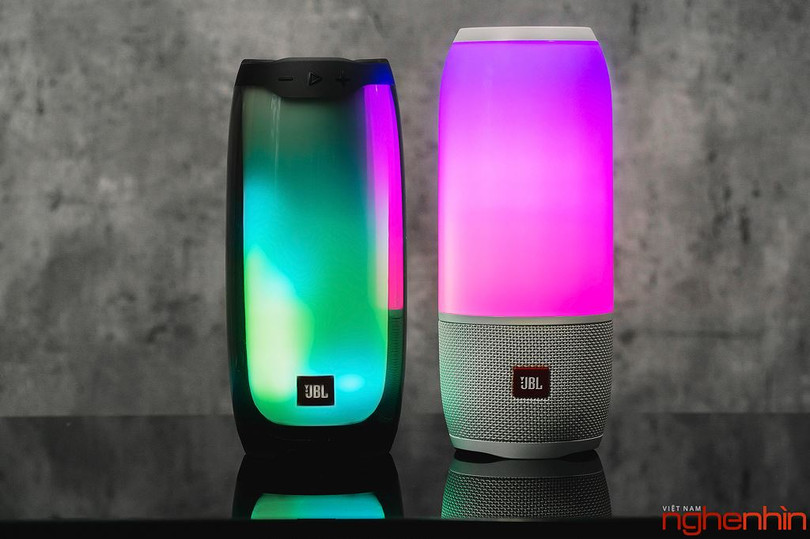 JBL Pulse 4 (bên trái) và JBL Pulse 3 (bên phải) JBL Pulse 4 (bên trái) và JBL Pulse 3 (bên phải)
