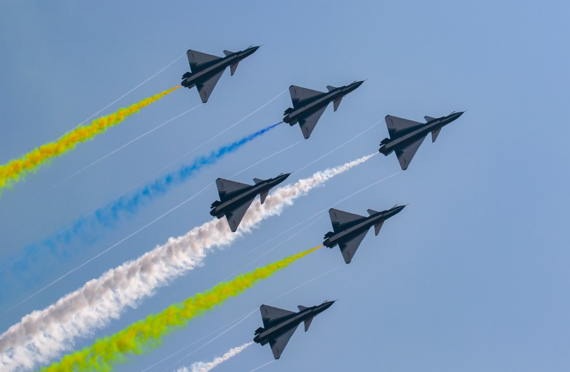 J-10 thuộc đội hình đội bay mẫu Sao Đỏ của không quân Trung Quốc đang bay biểu diễn J-10 thuộc đội hình đội bay mẫu Sao Đỏ của không quân Trung Quốc đang bay biểu diễn