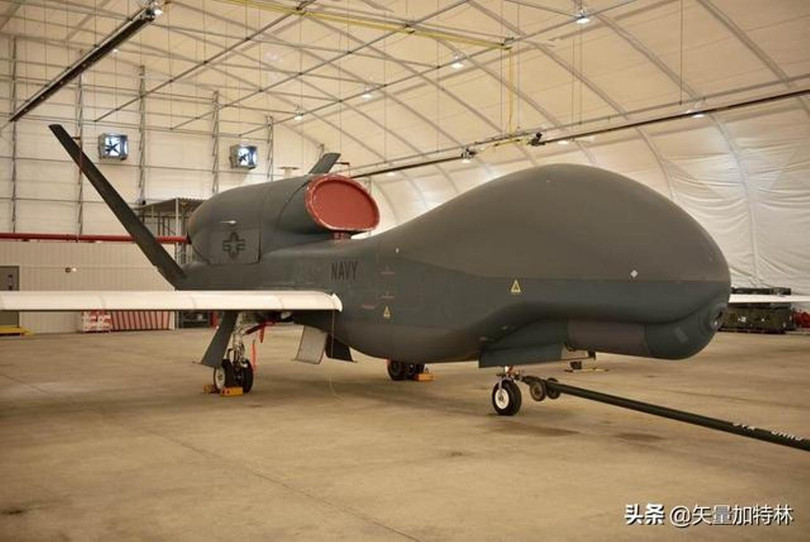 Một trong số 4 chiếc RQ-4A BAMS-D còn lại đỗ trong lán