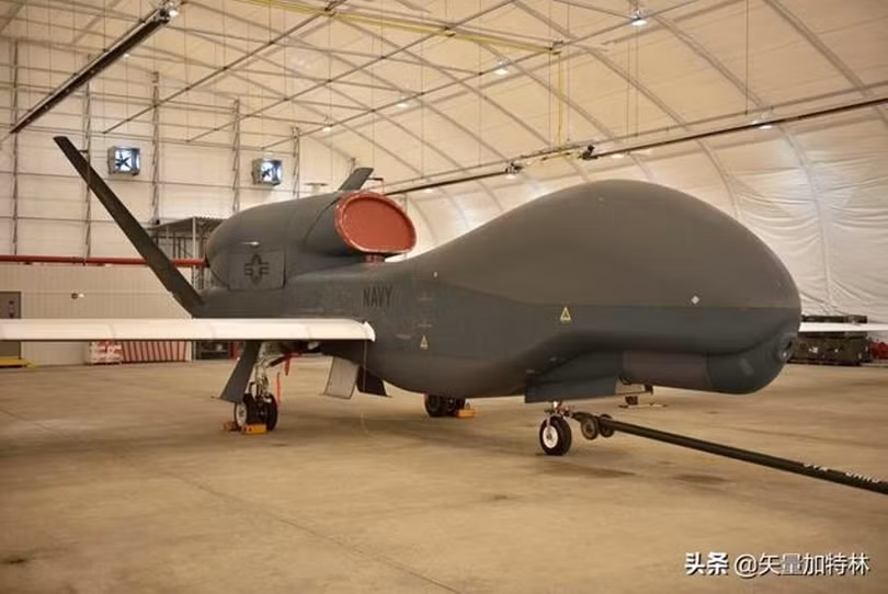 Một trong số 4 chiếc RQ-4A BAMS-D còn lại đỗ trong lán