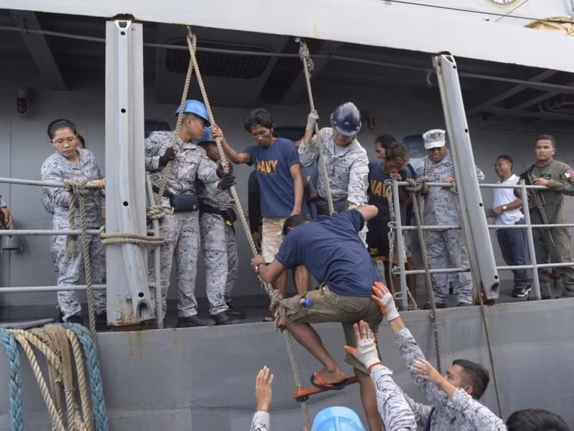 Ngày 14/6, các ngư dân trên con tàu bị nạn sau khi được tàu cá Việt Nam cứu được chuyển lên tàu hải quân Philippines để vào bờ