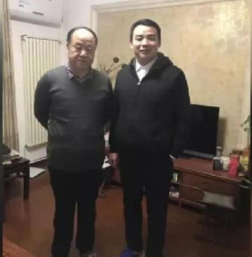 Bức ảnh Mạc Ngôn chụp chung với Đổng Chấn Lôi bị Công ty Ngọc Ngõa sử dụng để quảng cáo trục lợi