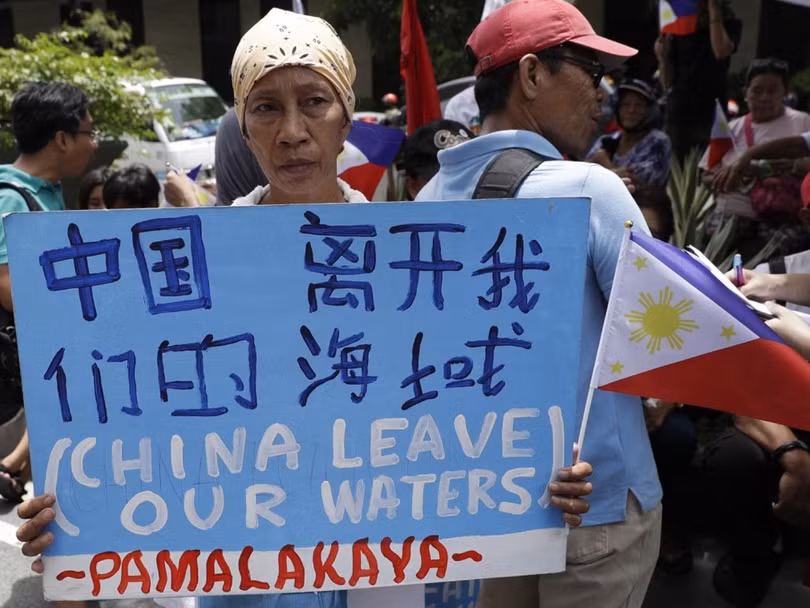 Người dân Philippines biểu tình phản đối Trung Quốc trước Tổng lãnh sự quán Trung Quốc