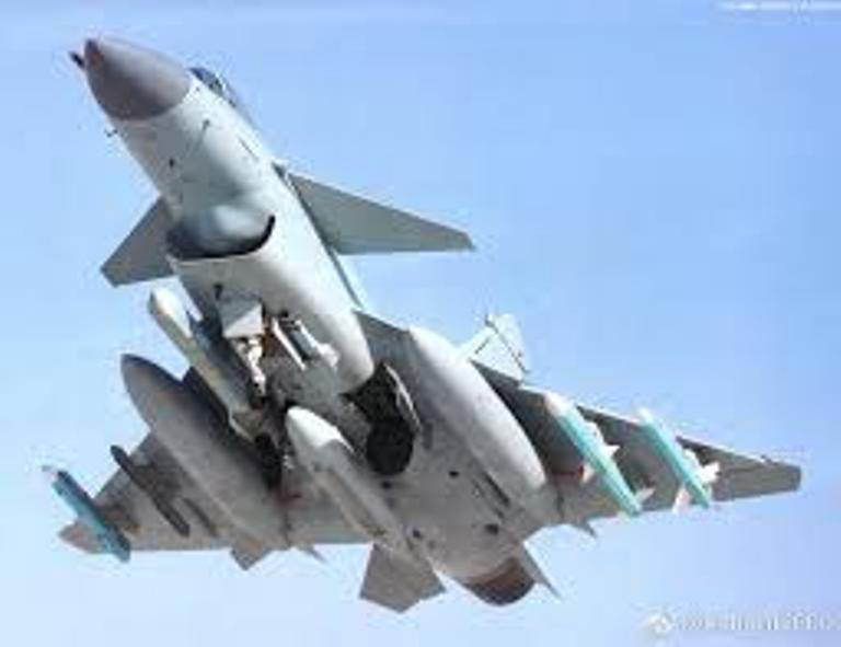 Một chiếc J-10 mang đầy đủ "đồ chơi" cùng 3 thùng dầu phụ Một chiếc J-10 mang đầy đủ "đồ chơi" cùng 3 thùng dầu phụ