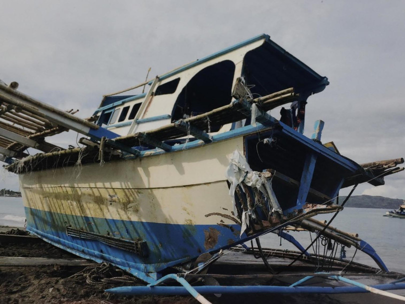 Chiếc tàu cá Philippines bị vỡ đuôi bởi lực đâm rất mạnh khi nó đang buông neo
