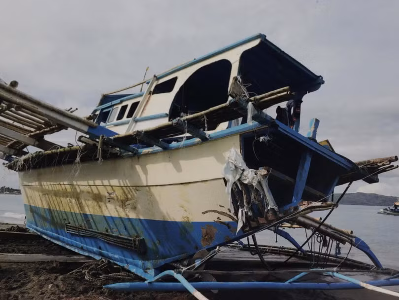 Chiếc tàu cá Philippines bị vỡ đuôi bởi lực đâm rất mạnh khi nó đang buông neo