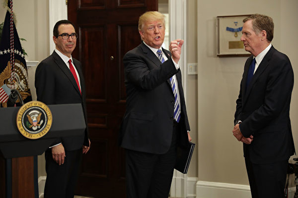 Tổng thống Donald Trump và các ông Robert Lighthizer (phải), Steven Mnuchin (trái) trao đổi quyết định tăng thuế sau khi Trung Quốc rút lại những điều đã thỏa thuận. Tổng thống Donald Trump và các ông Robert Lighthizer (phải), Steven Mnuchin (trái) trao đổi quyết định tăng thuế sau khi Trung Quốc rút lại những điều đã thỏa thuận.