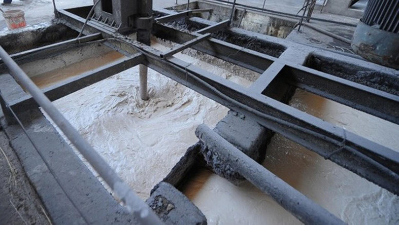 Đất hiếm đang được tinh luyện trong dây chuyền chế biến