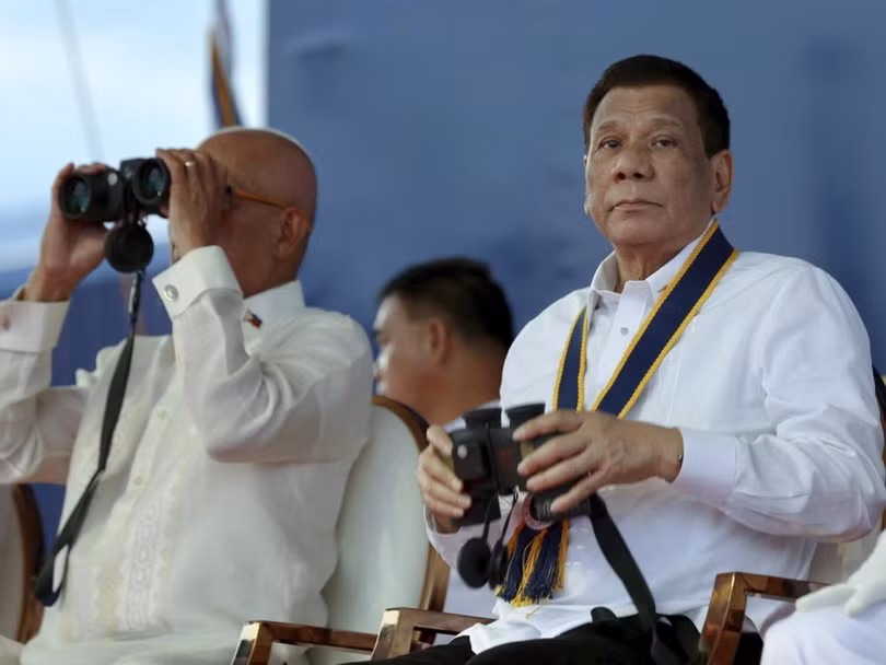 Ông Duterte và Bộ trưởng Quốc phòng Lorenzana tại lễ kỷ niệm 121 năm Hải quân Philippines
