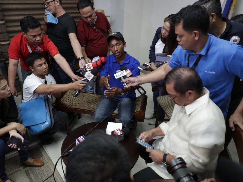 Một ngư dân được cứu kể lại tại cuộc họp báo chuyện tàu Trung Quốc đã đâm chìm tàu của ông và việc ông cùng các bạn nghề đã được các ngư dân Việt Nam cứu sống