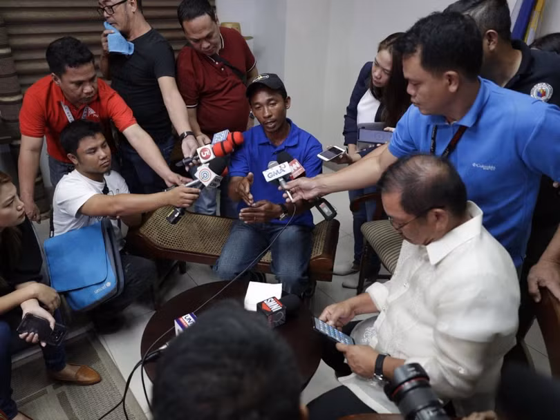 Một ngư dân được cứu kể lại tại cuộc họp báo chuyện tàu Trung Quốc đã đâm chìm tàu của ông và việc ông cùng các bạn nghề đã được các ngư dân Việt Nam cứu sống