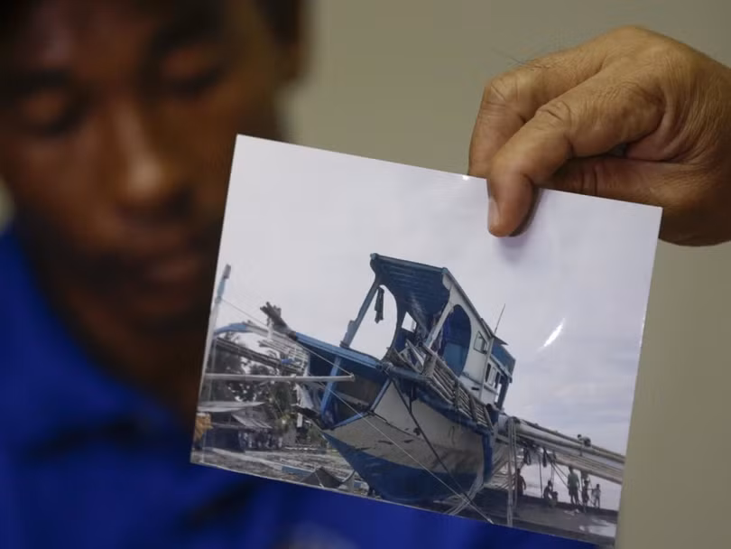 Chiếc tàu bị vỡ tan phần đuôi sau cú đâm rất mạnh