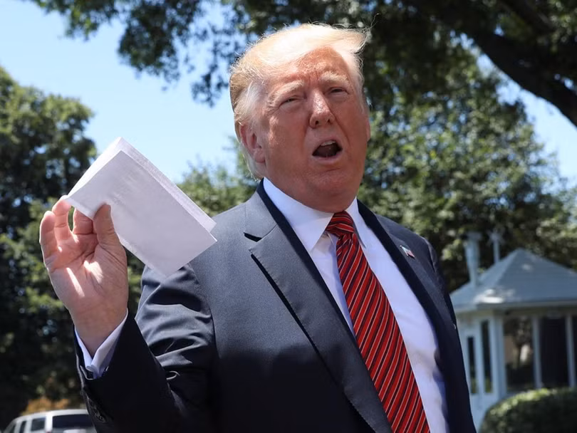 Ông Donald Trump khoe với báo chí lá thư chúc mừng sinh nhật của nhà lãnh đạo Triều Tiên Kim Jong-un Ông Donald Trump khoe với báo chí lá thư chúc mừng sinh nhật của nhà lãnh đạo Triều Tiên Kim Jong-un