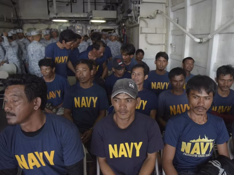 22 ngư dân Philippines được tàu cá Việt Nam cứu trên tàu hải quân Philippines