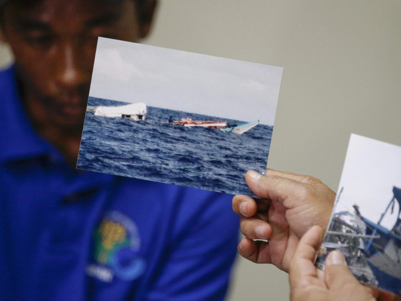 Ông Emmanuel Pino Bộ trưởng Nông nghiệp Philippines công bố hình ảnh cho thấy hình ảnh chiếc tàu đánh cá của Philippines bị hư hại sau cú đâm của tàu Trung Quốc